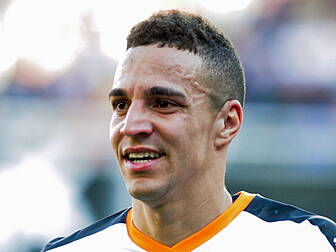 Leeds win race to sign €40m Va...